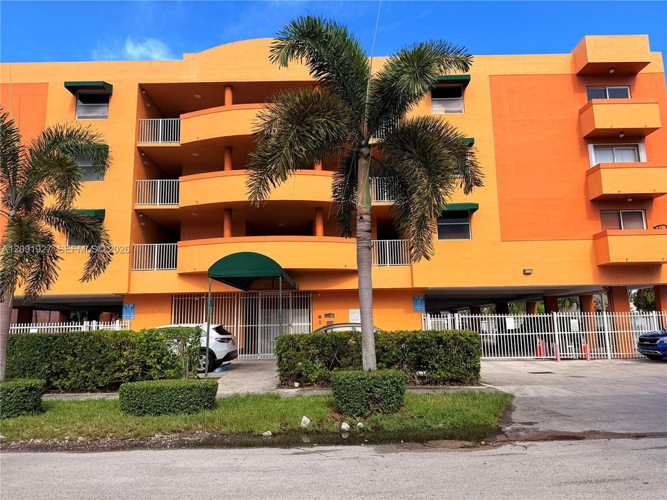 For Rent: $2,100 (2 beds, 1 baths, 731 Square Feet)