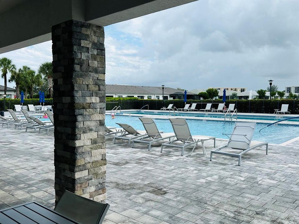 Avalon Clubhouse-pool rea