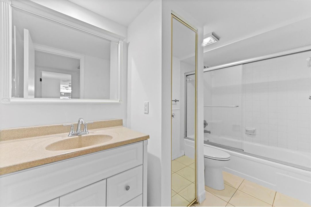 17 Bathroom 01