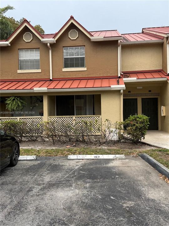 For Rent: $1,900 (1 beds, 1 baths, 887 Square Feet)