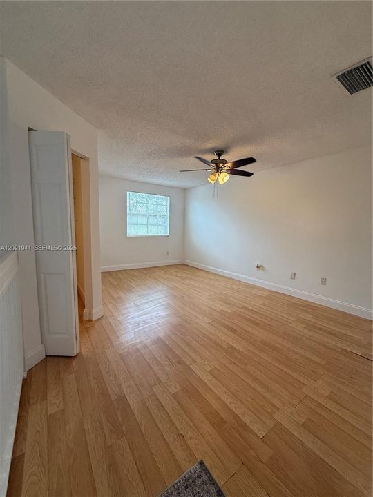 For Rent: $1,900 (1 beds, 1 baths, 887 Square Feet)