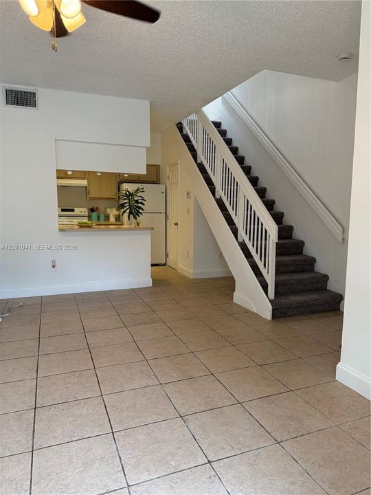 For Rent: $1,900 (1 beds, 1 baths, 887 Square Feet)