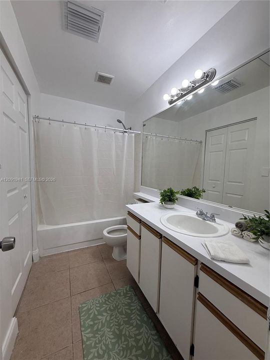 For Rent: $1,900 (1 beds, 1 baths, 887 Square Feet)