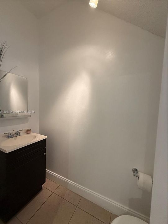 For Rent: $1,900 (1 beds, 1 baths, 887 Square Feet)