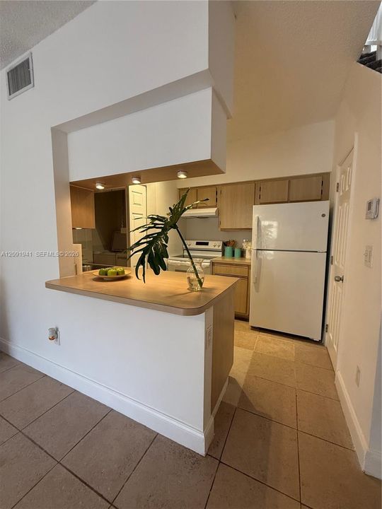 For Rent: $1,900 (1 beds, 1 baths, 887 Square Feet)