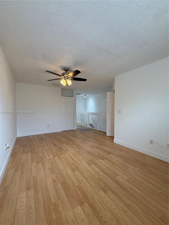 For Rent: $1,900 (1 beds, 1 baths, 887 Square Feet)