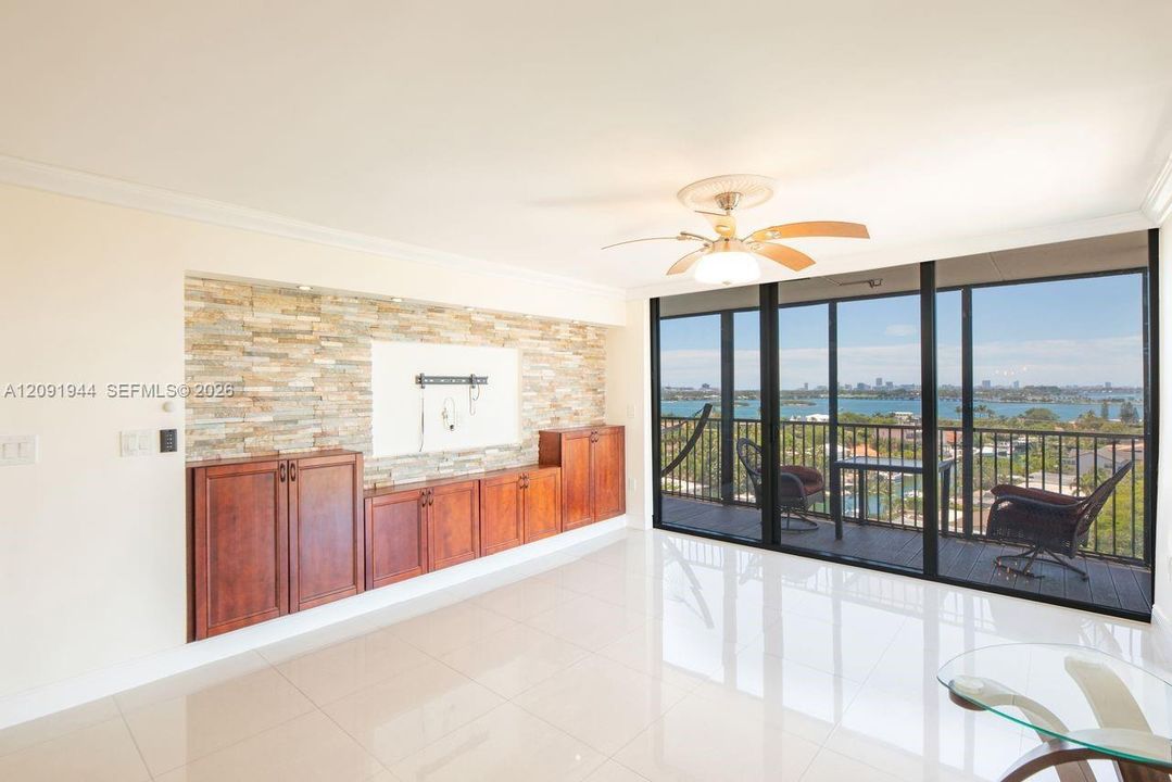 For Rent: $2,750 (2 beds, 2 baths, 1158 Square Feet)