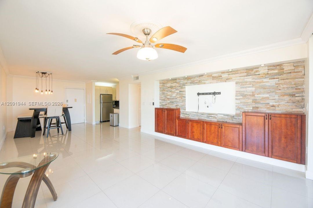 For Rent: $2,750 (2 beds, 2 baths, 1158 Square Feet)