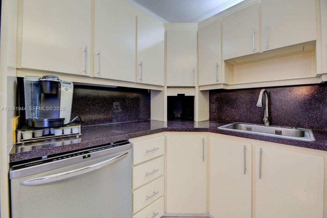 For Rent: $2,750 (2 beds, 2 baths, 1158 Square Feet)