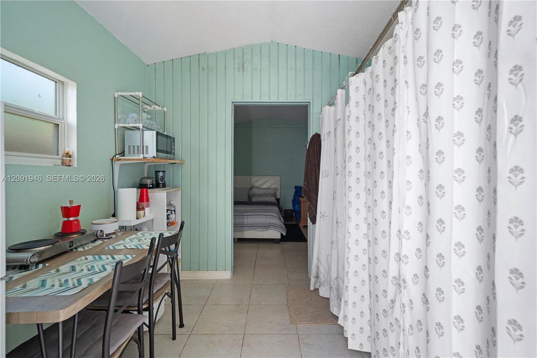 В аренду: $1,199 (0 спален, 1 ванн, 1337 Квадратных фут)