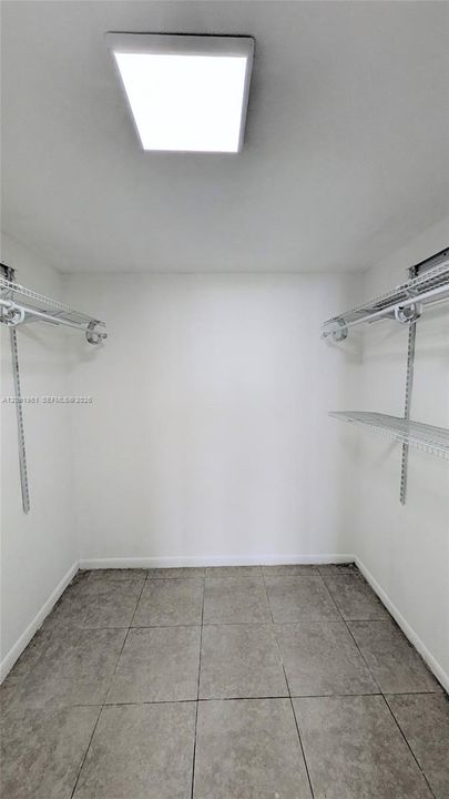 For Rent: $1,900 (1 beds, 1 baths, 787 Square Feet)