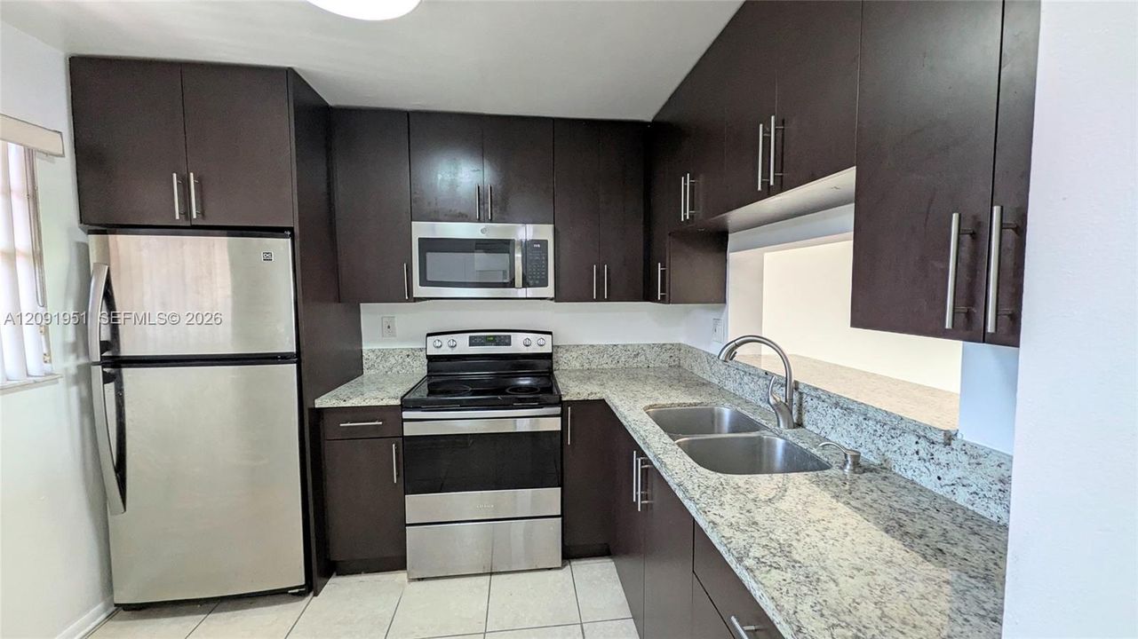 For Rent: $1,900 (1 beds, 1 baths, 787 Square Feet)