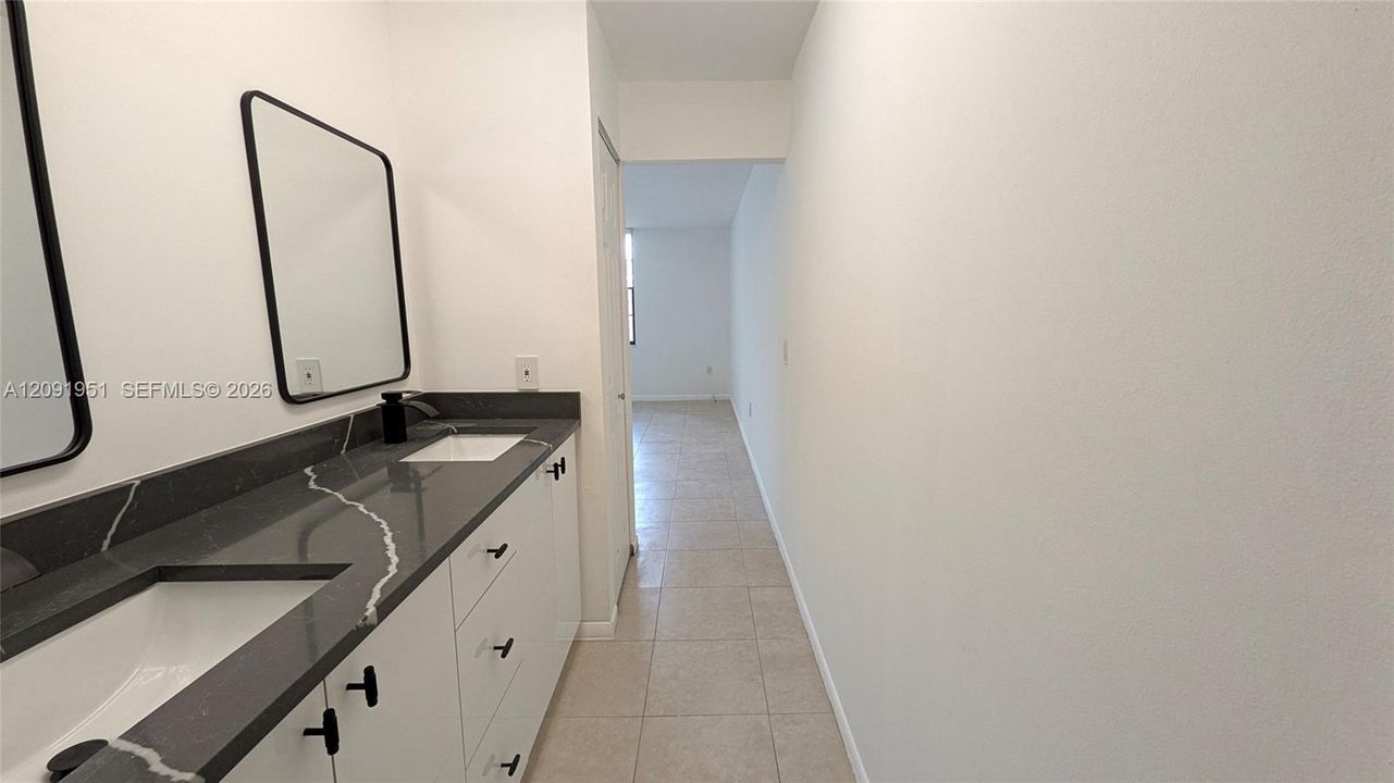 For Rent: $1,900 (1 beds, 1 baths, 787 Square Feet)