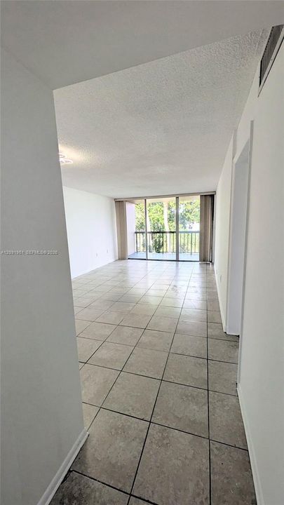 For Rent: $1,900 (1 beds, 1 baths, 787 Square Feet)