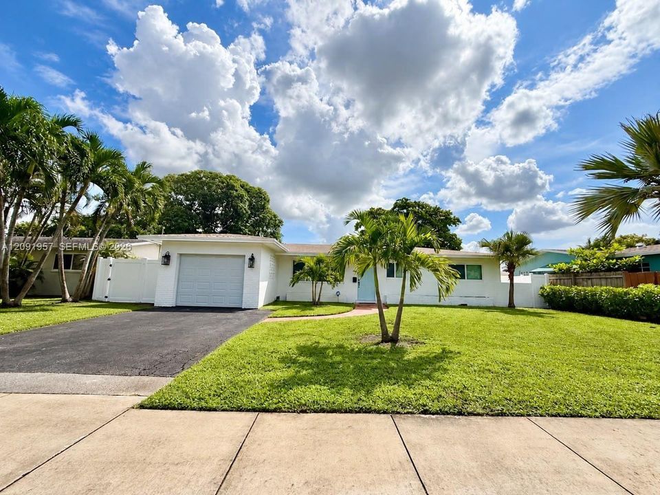 Active With Contract: $555,000 (4 beds, 2 baths, 1885 Square Feet)