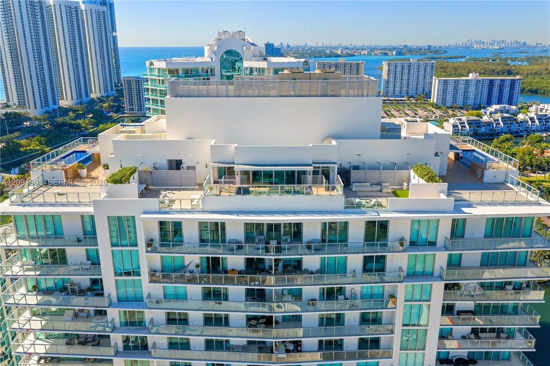 En Venta: $3,395,000 (4 camas, 4 baños, 3722 Pies cuadrados)