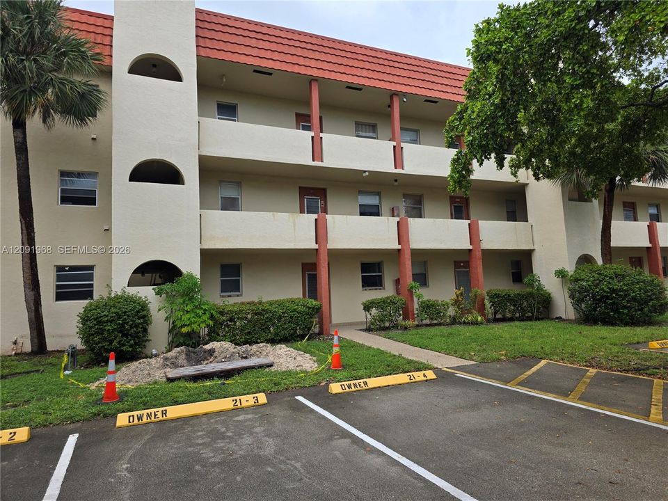 For Sale: $125,000 (1 beds, 1 baths, 640 Square Feet)