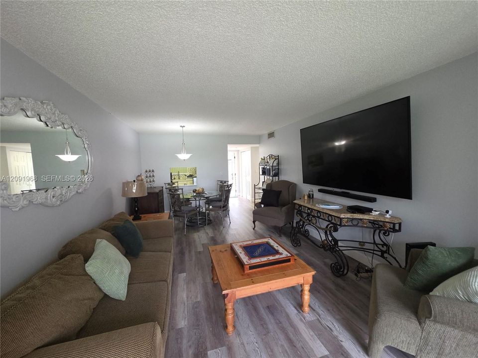 For Sale: $125,000 (1 beds, 1 baths, 640 Square Feet)