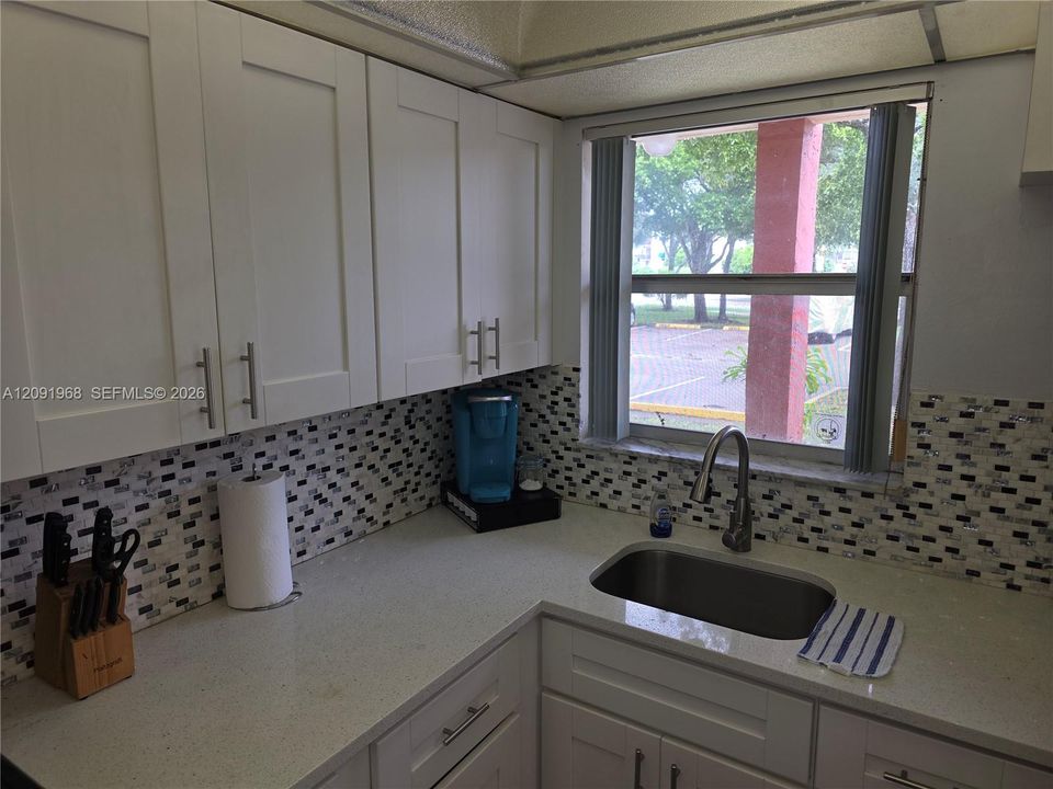 For Sale: $125,000 (1 beds, 1 baths, 640 Square Feet)