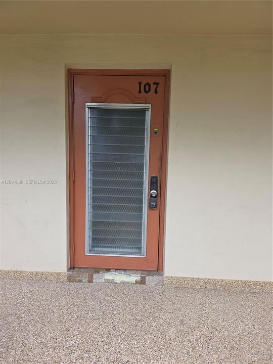 For Sale: $125,000 (1 beds, 1 baths, 640 Square Feet)