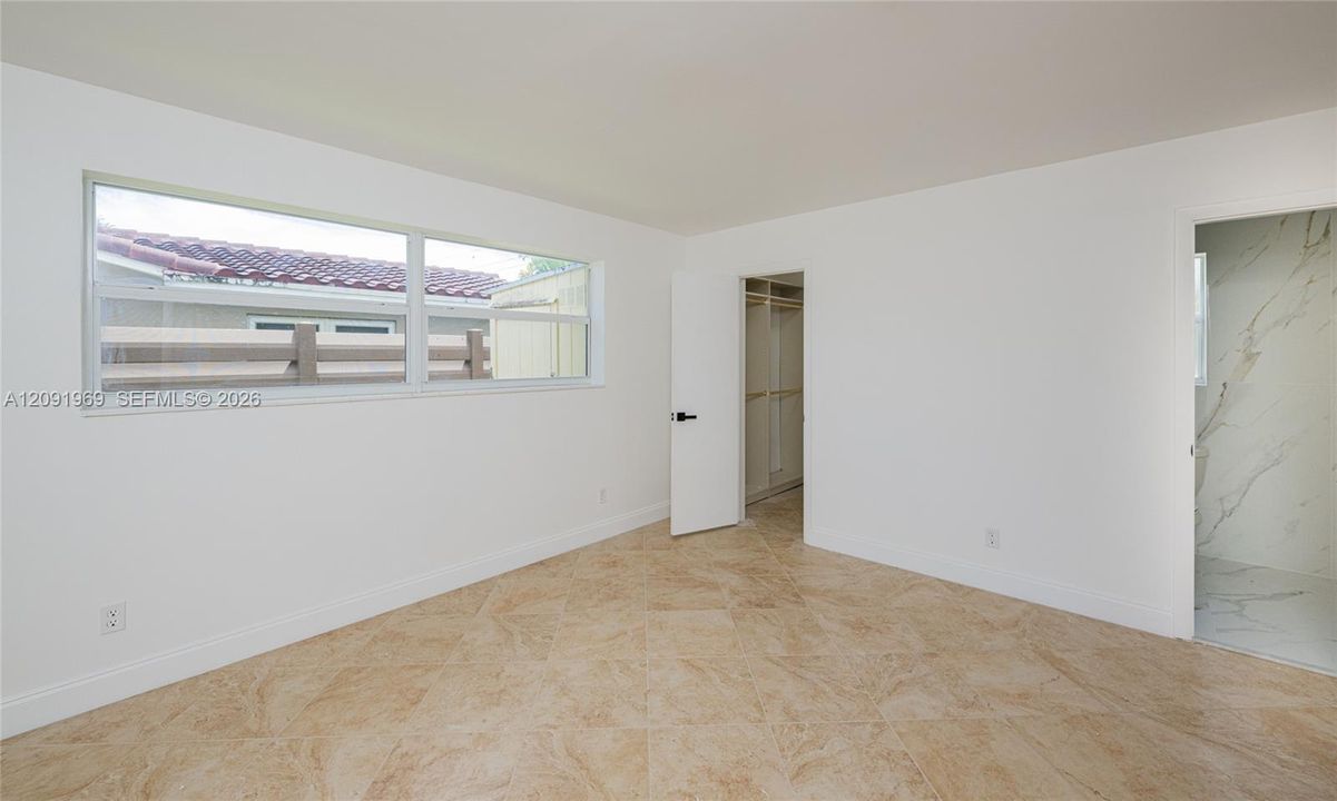 Master Bedroom/w Walking Closet & Master Bathroom