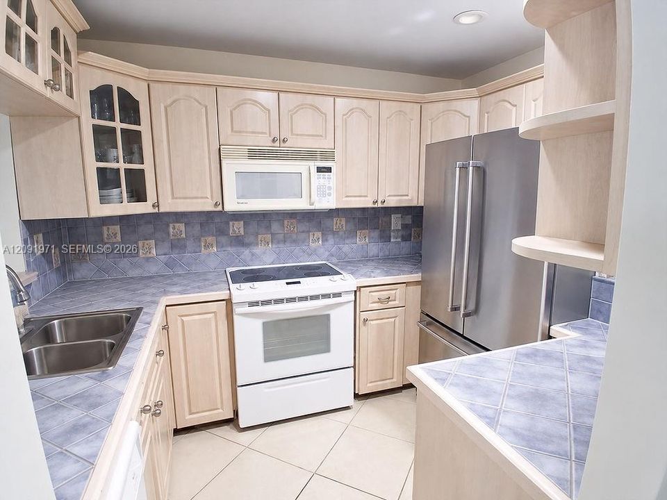 For Rent: $2,000 (1 beds, 1 baths, 736 Square Feet)