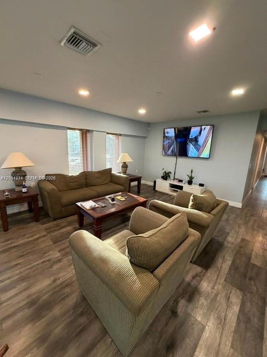 For Rent: $2,000 (1 beds, 1 baths, 736 Square Feet)