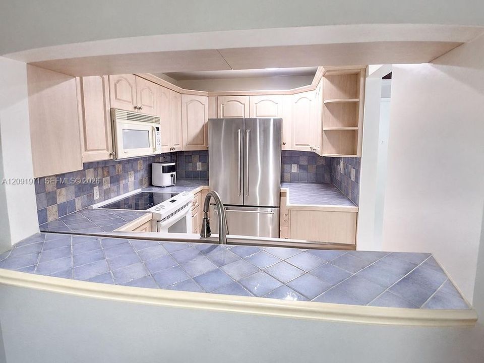 For Rent: $2,000 (1 beds, 1 baths, 736 Square Feet)