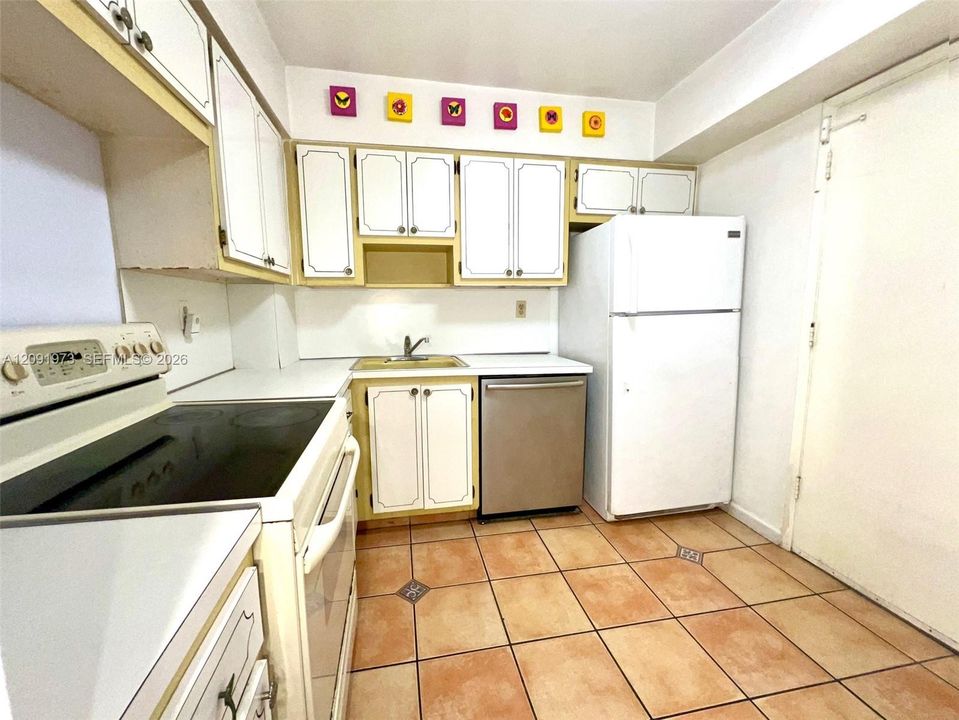 For Sale: $326,800 (1 beds, 1 baths, 764 Square Feet)