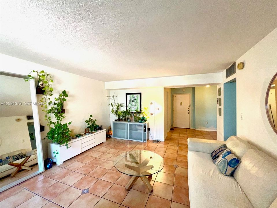 For Sale: $326,800 (1 beds, 1 baths, 764 Square Feet)