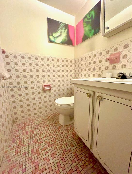 For Sale: $326,800 (1 beds, 1 baths, 764 Square Feet)