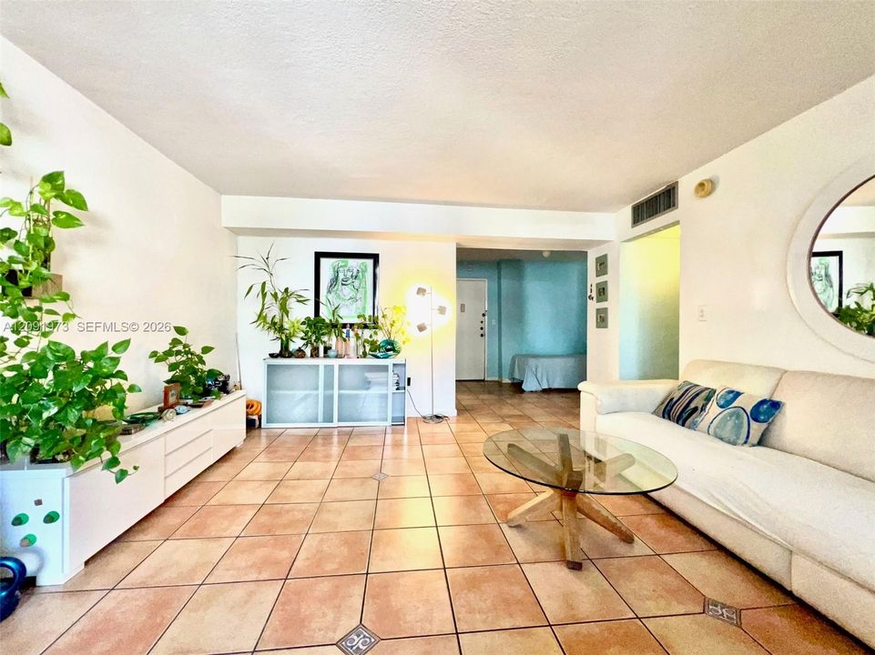 For Sale: $326,800 (1 beds, 1 baths, 764 Square Feet)