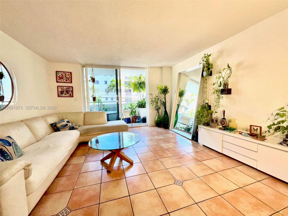 For Sale: $326,800 (1 beds, 1 baths, 764 Square Feet)