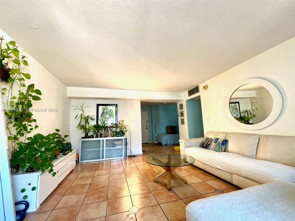 For Sale: $326,800 (1 beds, 1 baths, 764 Square Feet)