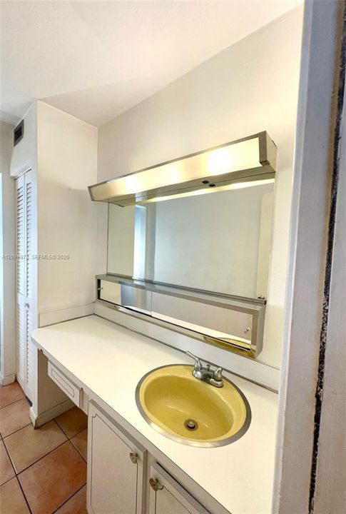 For Sale: $326,800 (1 beds, 1 baths, 764 Square Feet)