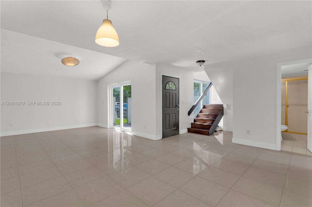 For Rent: $3,200 (3 beds, 1 baths, 1378 Square Feet)