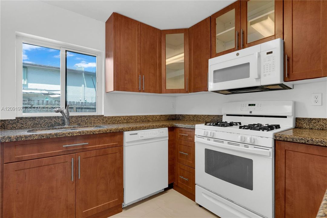 For Rent: $3,200 (3 beds, 1 baths, 1378 Square Feet)