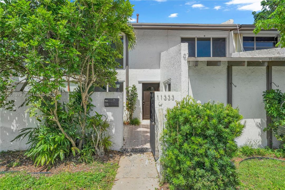 For Rent: $3,200 (3 beds, 1 baths, 1378 Square Feet)