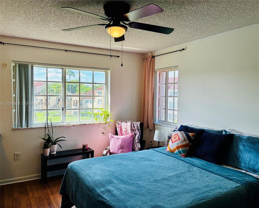 En Venta: $264,900 (2 camas, 2 baños, 966 Pies cuadrados)