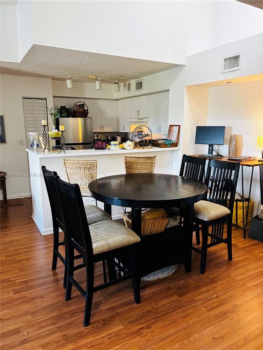 En Venta: $264,900 (2 camas, 2 baños, 966 Pies cuadrados)