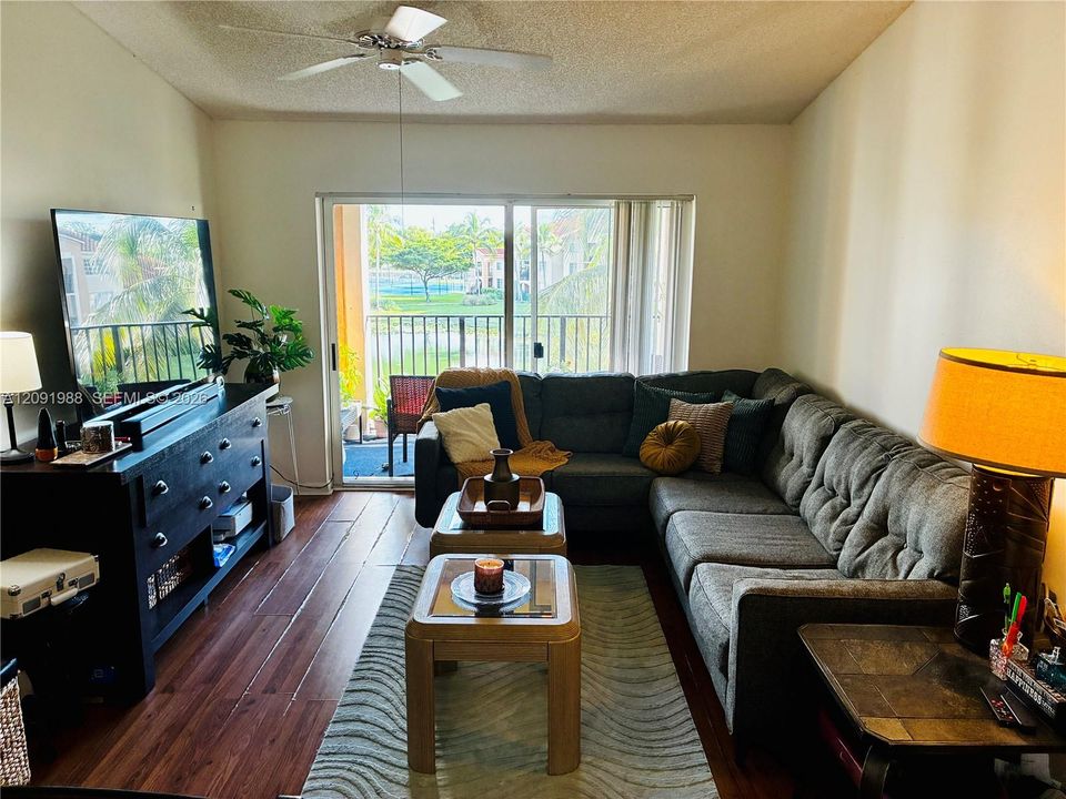 En Venta: $264,900 (2 camas, 2 baños, 966 Pies cuadrados)