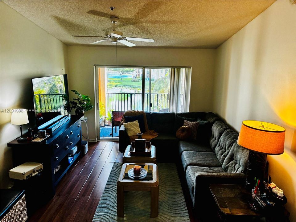 En Venta: $264,900 (2 camas, 2 baños, 966 Pies cuadrados)