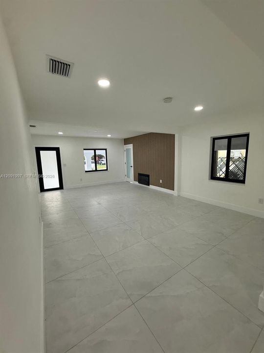 En Venta: $760,000 (4 camas, 2 baños, 1947 Pies cuadrados)