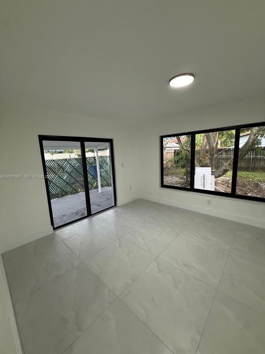 En Venta: $760,000 (4 camas, 2 baños, 1947 Pies cuadrados)