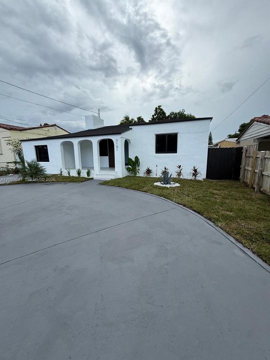 En Venta: $760,000 (4 camas, 2 baños, 1947 Pies cuadrados)