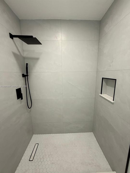 En Venta: $760,000 (4 camas, 2 baños, 1947 Pies cuadrados)