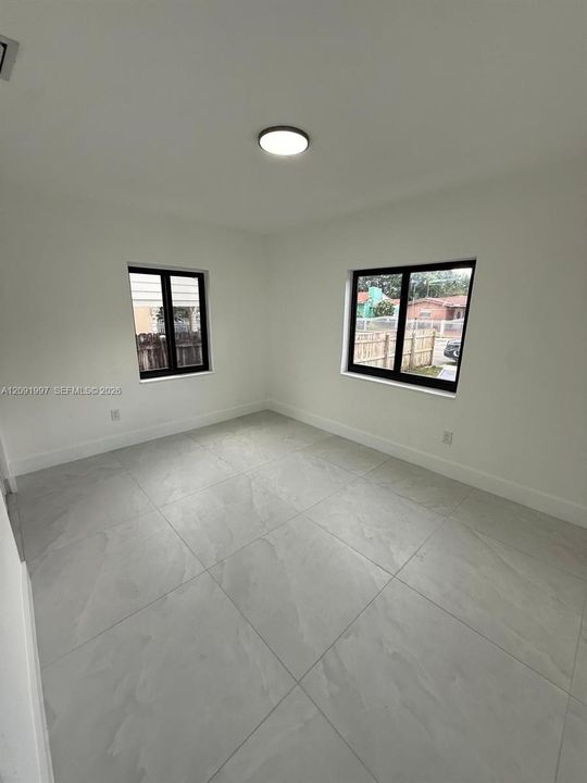En Venta: $760,000 (4 camas, 2 baños, 1947 Pies cuadrados)