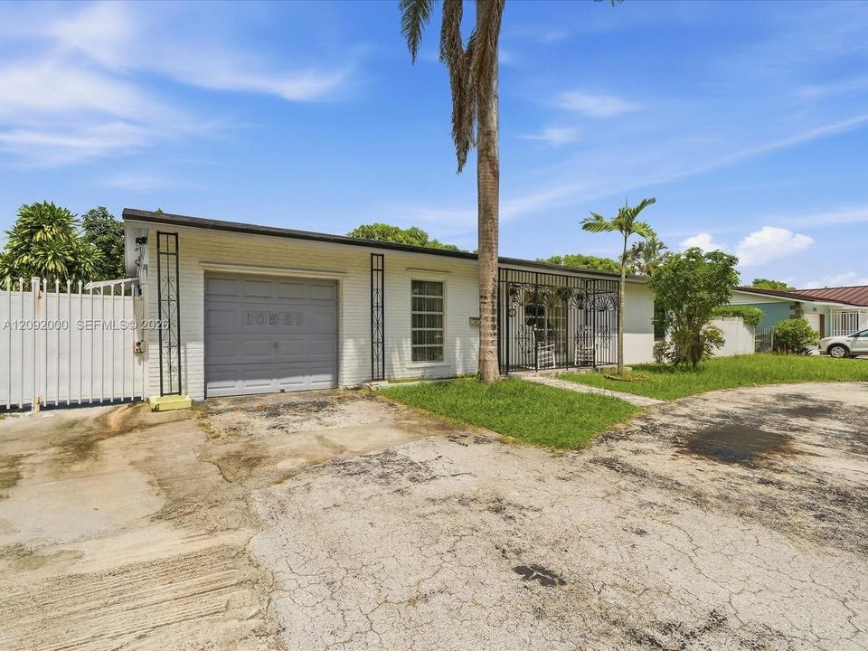 For Sale: $655,000 (3 beds, 1 baths, 1918 Square Feet)