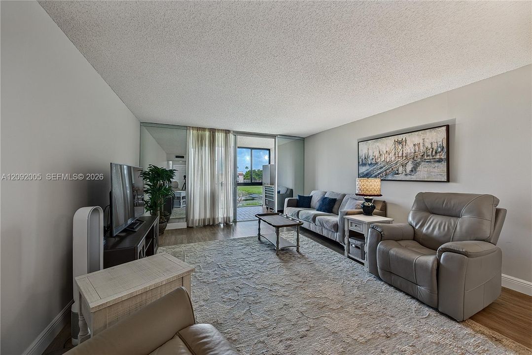 For Sale: $149,000 (2 beds, 2 baths, 1110 Square Feet)
