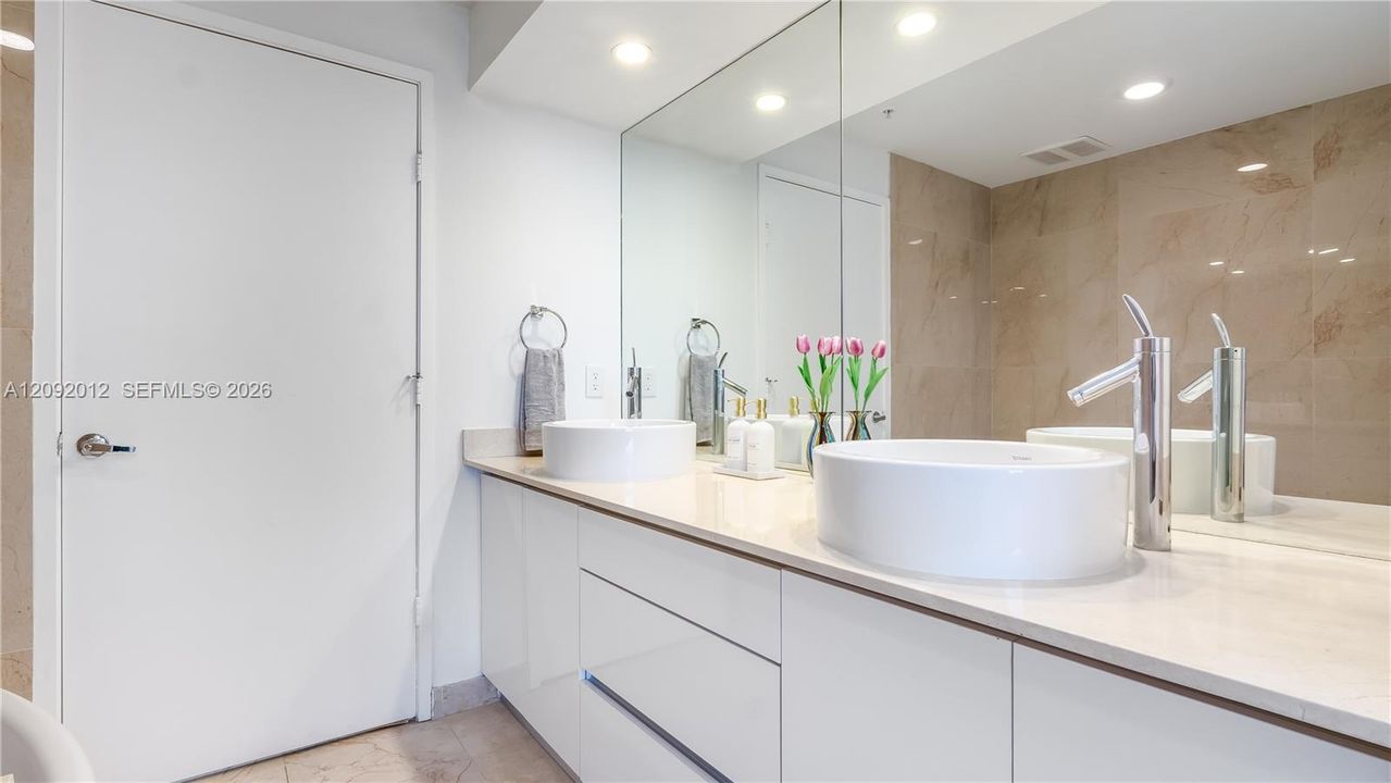 В аренду: $4,500 (1 спален, 1 ванн, 883 Квадратных фут)
